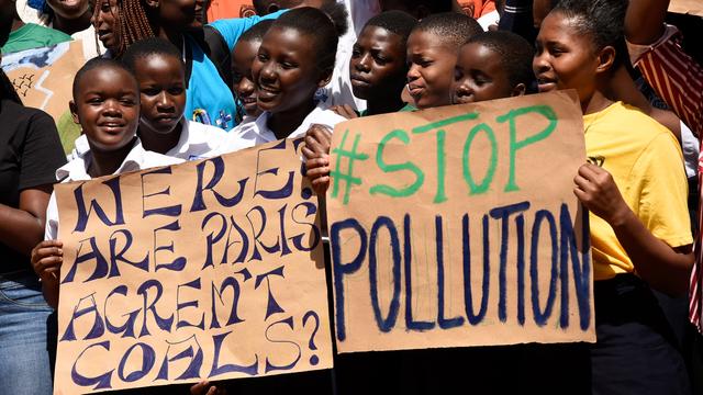 "Où sont les objectifs de l'accord de Paris?", interrogent des étudiants de Kampala, en Ouganda. [AFP - Isaac Kasamani]