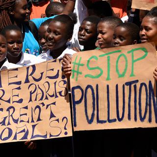 "Où sont les objectifs de l'accord de Paris?", interrogent des étudiants de Kampala, en Ouganda. [AFP - Isaac Kasamani]
