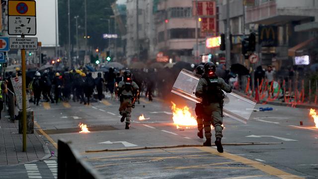 Policiers contre manifestants dans les rues de Hong Kong le 01.10.2019. [Reuters - Athit Perawongmetha]