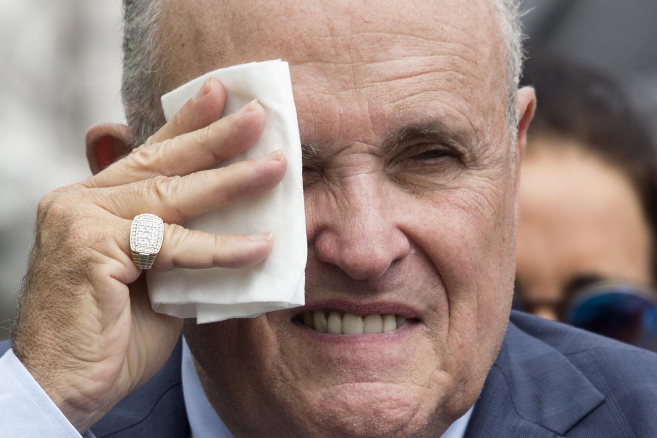 Sommé de livrer des documents au congrès, l'avocat personnel du président américain, Rudy Giuliani, a tweeté lundi soir que l'injonction des élus démocrates soulevait "de graves questions en matière de légitimité et de constitutionnalité". [Keystone/epa - Michael Reynolds]