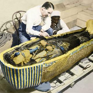 English archaeologist HOWARD CARTER (1873-1939) and an Egyptian assistant examining the sarcophagus of King Tutankhamen (Toutankhamon)
©Leemage [Leemage]