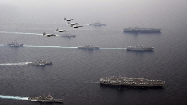 Des avions de combat japonais survolent des porte-avions de la US Navy. [Keystone - Japan Air Self-Defense Force via AP]