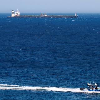 Un bateau de patrouille britannique navigue à côté du pétrolier iranien Grace 1, rebaptisé Adrian Darya [EPA/Keystone - A. Carrasco Ragel]