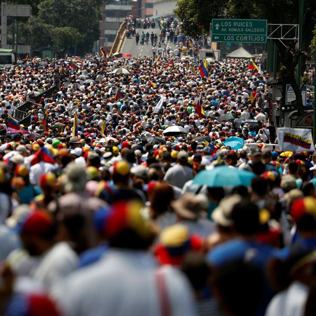 Des supporters de Juan Guaido défilent à Caracas contre le président Nicolas Maduro, le 6 avril 2019. [Reuters - Carlos Garcia Rawlins]