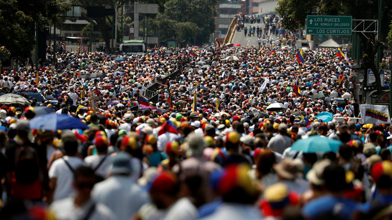 Des supporters de Juan Guaido défilent à Caracas contre le président Nicolas Maduro, le 6 avril 2019. [Reuters - Carlos Garcia Rawlins]