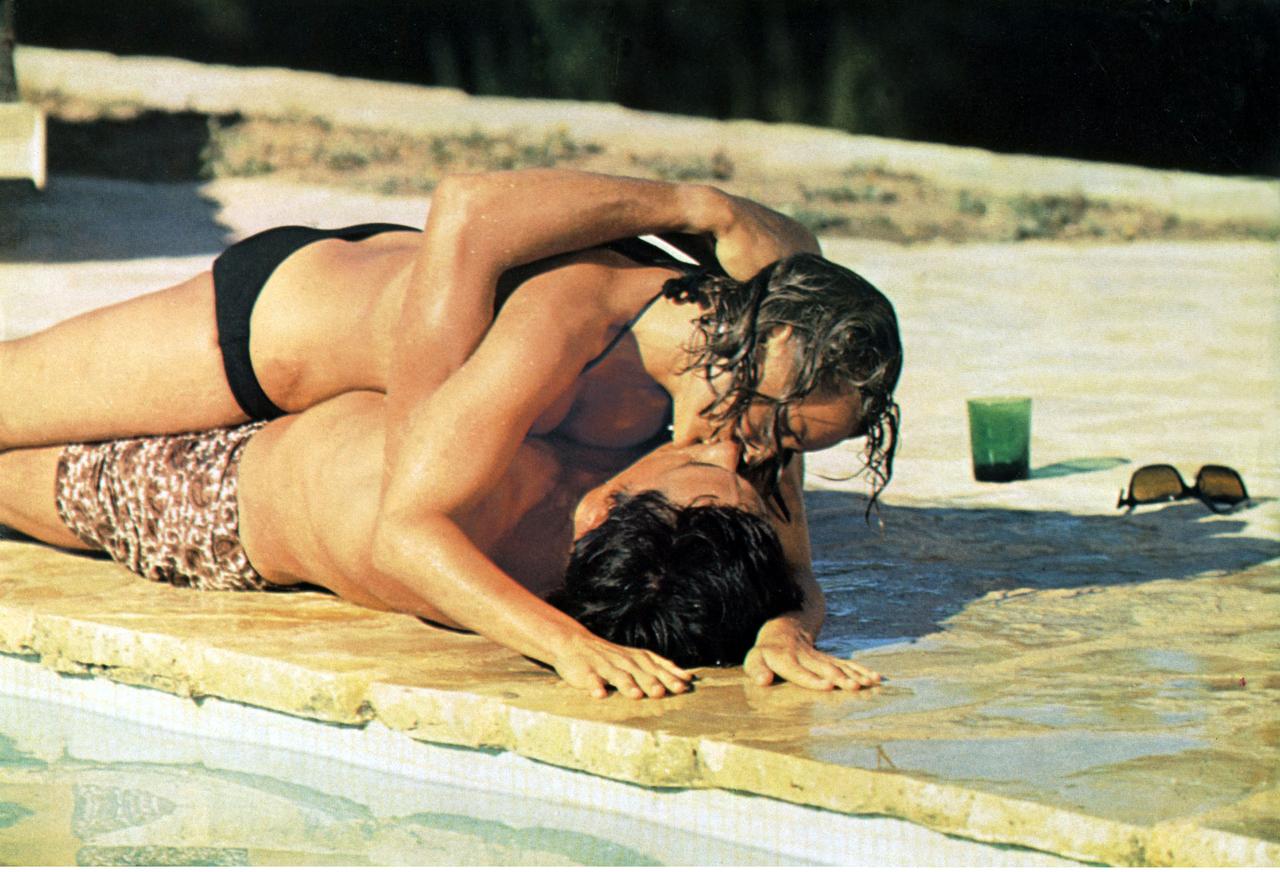 Une scène de baiser entre Romy Schneider et Alain Delon dans le film "La piscine". [SNC / Tritone Cinematografica / Collection ChristopheL/AFP]