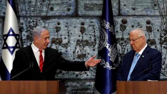 Le président israélien Reuven Rivlin a demandé mercredi soir au Premier ministre sortant Benjamin Netanyahu de tenter de former le prochain gouvernement. [Reuters - Ronen Zvulun]