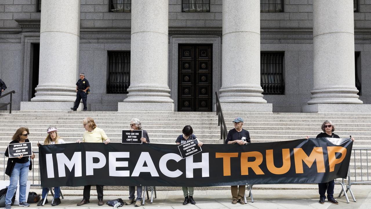 Une bannière demandant la destitution de Trump devant un tribunal new-yorkais, ce 22 mai 2019.