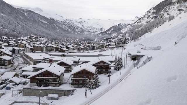 Le village de Zermatt (VS) sous la neige, le 10 janvier 2018. [Keystone - Dominic Steinmann]