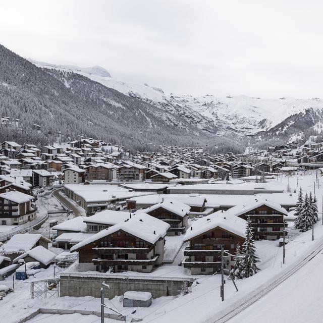 Le village de Zermatt (VS) sous la neige, le 10 janvier 2018. [Keystone - Dominic Steinmann]