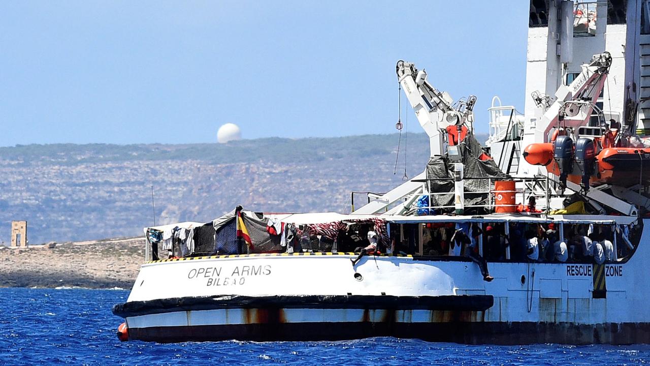Le navire humanitaire est ancré au large du port italien de Lampedusa. [Reuters - Guglielmo Mangiapane]