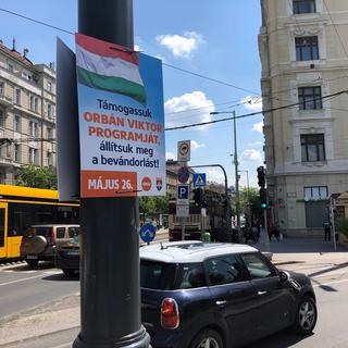 Une affiche pour le Fidesz, le parti de Viktor Orban, à Budapest. [RTS - Juliette Galeazzi]