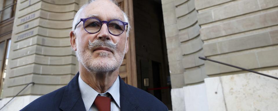 Pierre Beck, médecin et vice-président d'Exit en Suisse romande, quitte le Palais de justice après la clôture de son procès, accusé d'avoir prescrit une potion léthale à une femme alors que les conditions d'un suicide assisté n'étaient pas remplies, lundi 14 octobre 2019 à Genève. [Keystone - Salvatore Di Nolfi]