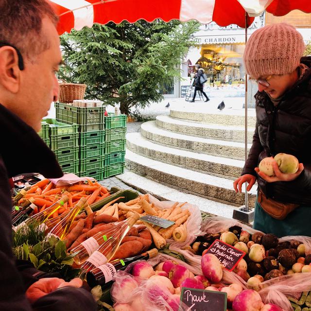 Carlo Crisci en train de choisir ses légumes. [RTS - Karine Vasarino]