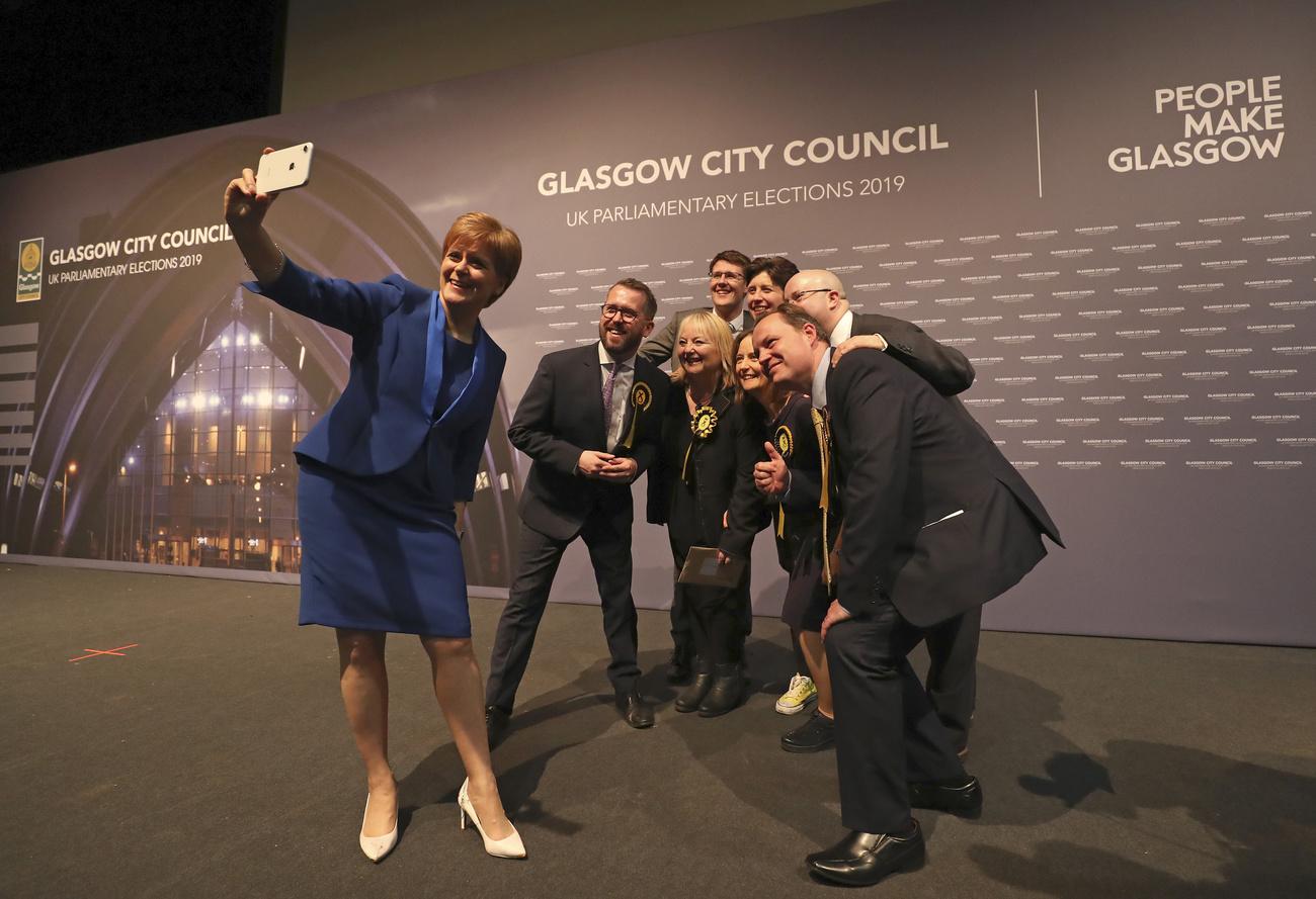 La Première ministre écossaise Nicola Sturgeon prend une photo avec les membres de son parti indépendantiste. [AP Photo - Scott Heppell]
