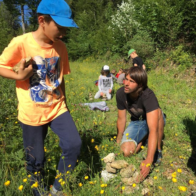 Lucien Kohler est précurseur de l'école à ciel ouvert en Suisse romande. [RTS - Jean de Preux]