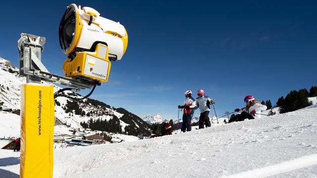 Un canon à neige sur les pistes de la station de Champéry (VS), le 5 mars 2019. [Keystone - Jean-Christophe Bott]