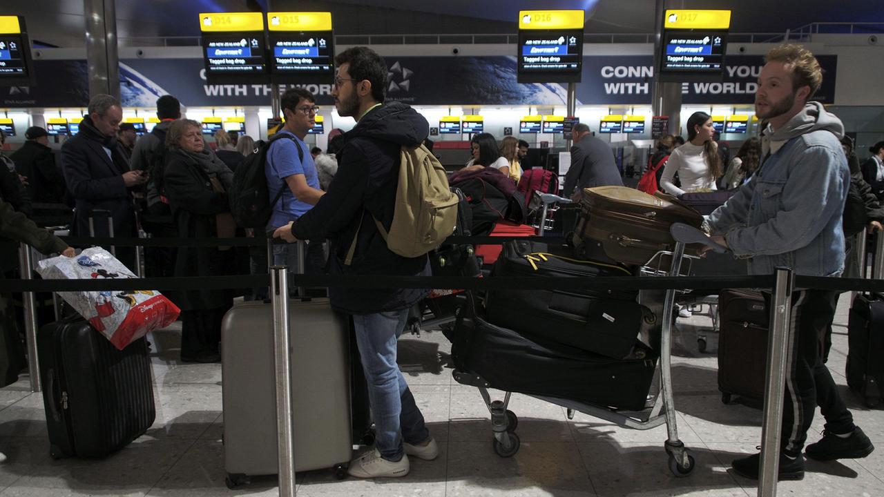 Des passagers prennent leur mal en patience à l'aéroport de Londres Heathrow, ce mardi 8 janvier 2019. [AP PA - YUI MOK]