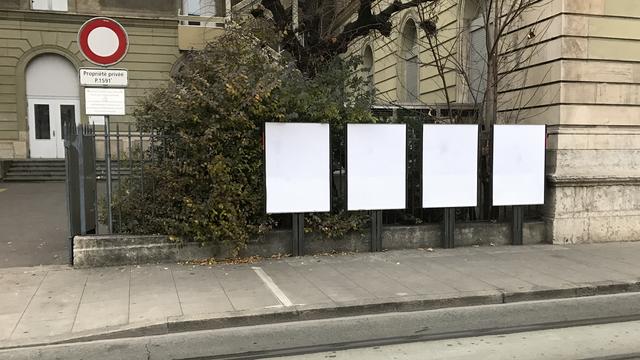 Les communes seraient appelées à interdire la publicité pour le petit crédit lors du renouvellement du contrat d'affichage public. [RTS - Tamara Muncanovic]