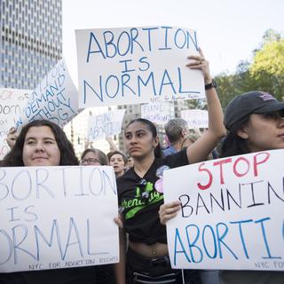 Les disparités en matière d'accès à l'avortement sont de plus en plus flagrantes aux Etats-Unis. [Keystone - AP Photo/Mary Altaffer]