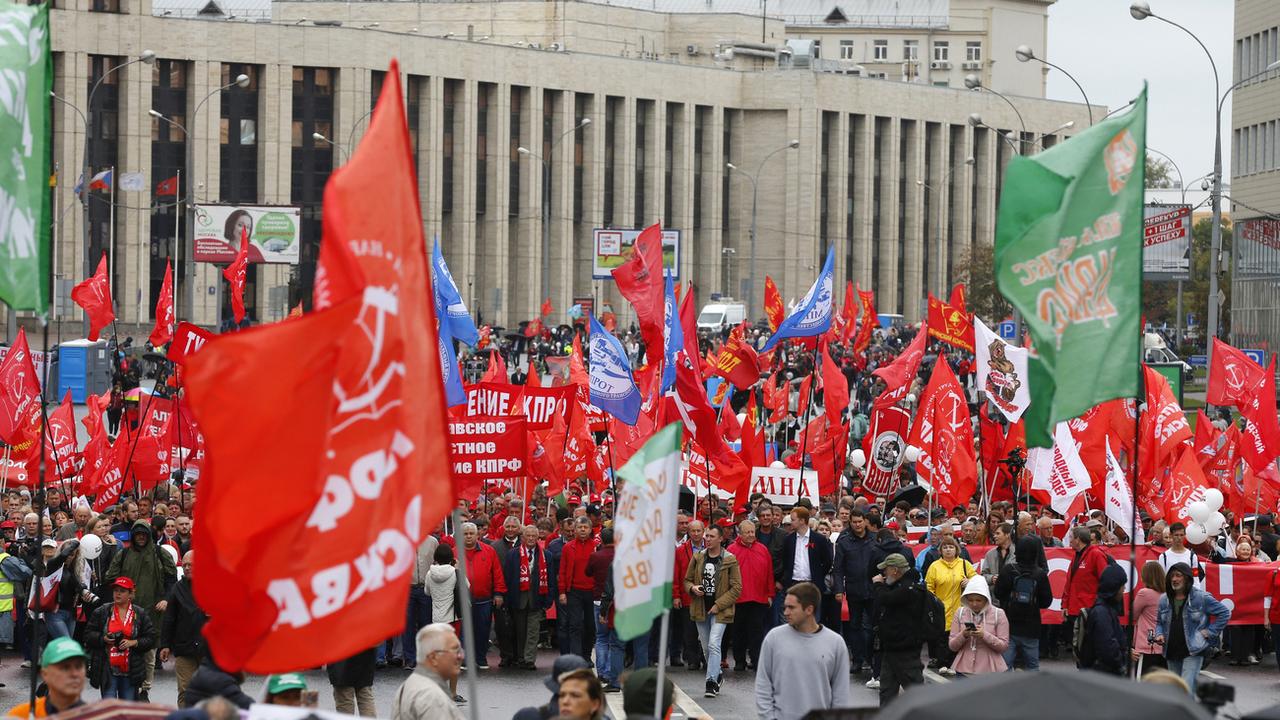 La manifestation, samedi 17.08.2019 à Moscou, aux couleurs majoritairement rouges des communistes. [AP/Keystone - Alexander Zemlianichenko]