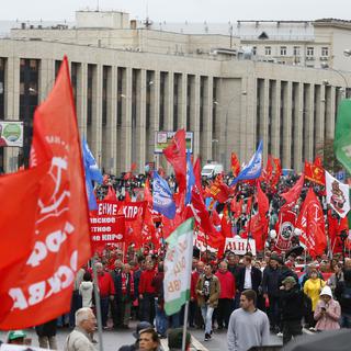 La manifestation, samedi 17.08.2019 à Moscou, aux couleurs majoritairement rouges des communistes. [AP/Keystone - Alexander Zemlianichenko]