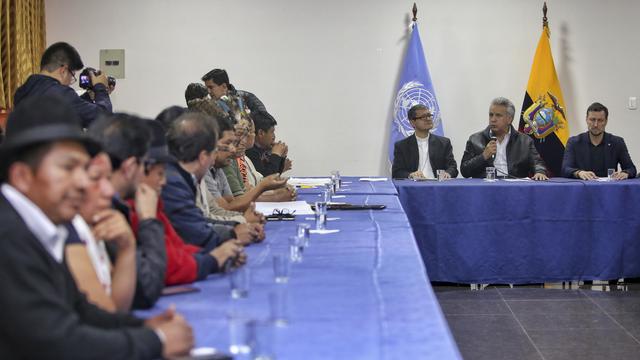 Le président équatorien Lenin Moreno (2e depuis la droite) s'exprime lors d'une réunion de dialogue avec les leaders indigènes à Quito. [AFP - Cristina Vega]