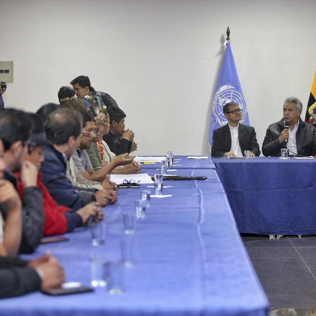 Le président équatorien Lenin Moreno (2e depuis la droite) s'exprime lors d'une réunion de dialogue avec les leaders indigènes à Quito. [AFP - Cristina Vega]