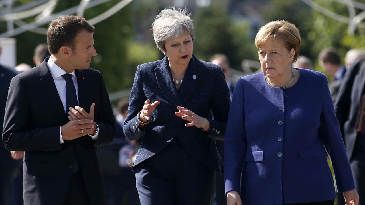 Emmanuel Macron, Theresa May et Angela Merkel lors du sommet de l'UE en Bulgarie en mai dernier. [Keystone - AP Photo/Darko Vojinovic]