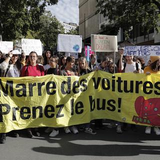 Des milliers de personnes ont commencé à manifester à Lausanne. [Keystone - EPA/cyril Zingaro]