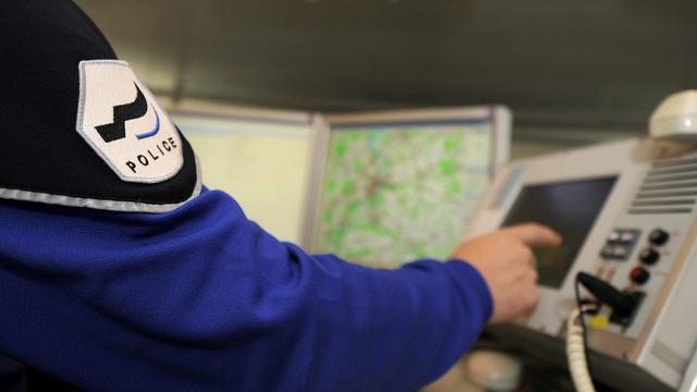 Un policier au Centre d'engagement et d'alarme de la Police cantonale fribourgeoise. [Keystone - Dominic Favre]