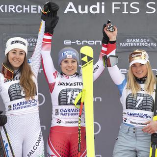Lara Gut (droite) remporte la troisième place au Super-G femmes à la Coupe du monde de ski alpin. [Keystone - Lukas Barth-Tuttas]
