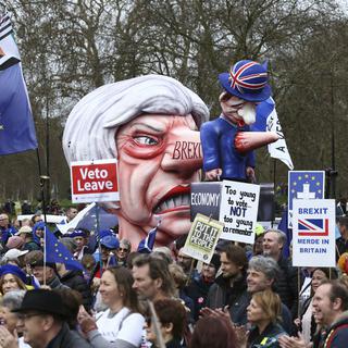 Une caricature de la Première ministre britannique Theresa May est brandie à Londres par les manifestants anti-Brexit, le 23 mars 2019. [Keystone/Pa via Ap - Yui Mok]