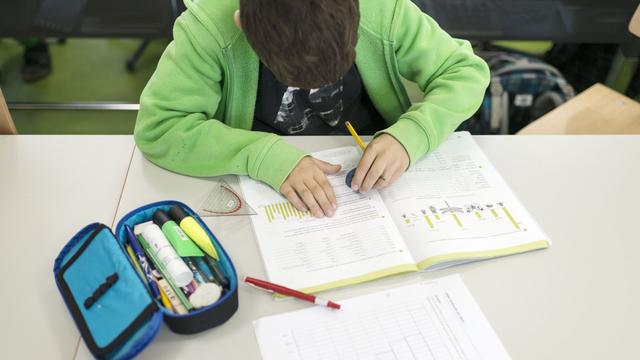 Les écoliers suisses peuvent encore progresser en maths. [Keystone - Christian Beutler]