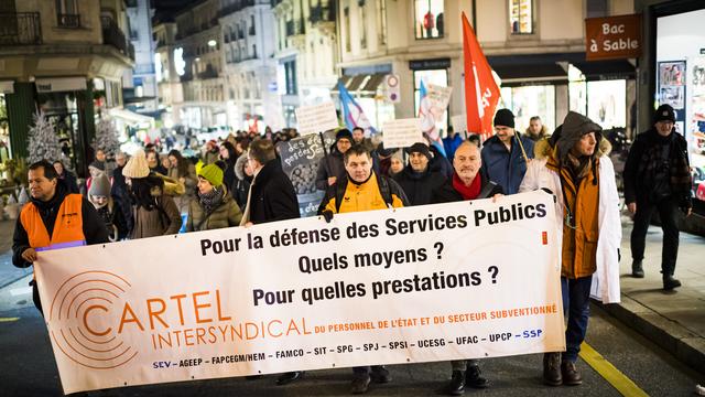 Le cartel intersyndical et les fonctionnaires manifestent contre le budget 2020. [Keystone - Jean-Christophe Bott]