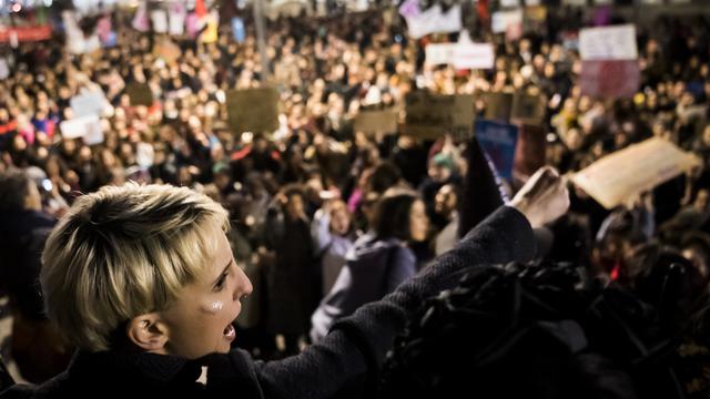 Des femmes manifestant lors de la Journée internationale pour les droits des femmes le 8 mars 2019 à Lausanne. [Keystone - Jean-Christophe Bott]