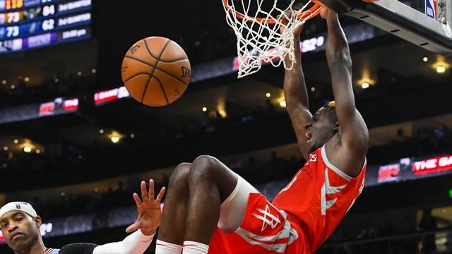 Clint Capela "claque" ici un dunk sous le nez du vétéran Vince Carter. [Keystone - John Amis]