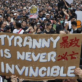 Une pancarte tenue par des manifestants à Hong Kong. [Keystone/AP Photo - Kin Cheung]