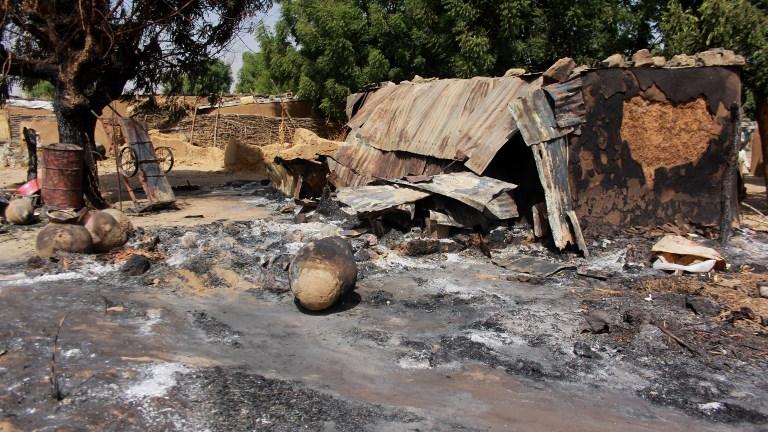 Un village nigérian brûlé lors d'une attaque du groupe djihadiste Boko Haram au nord-est du Nigeria (image d'illustration). [AFP - Audu Marte]