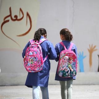 Deux jeunes réfugiées palestiniennes à l'occasion de la rentrée des classes en Jordanie. [EPA/Keystone - Amel Pain]