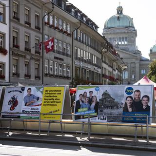 Des affiches de campagne dans la ville de Berne, à proximité du Palais fédéral. [Keystone - Peter Schneider]