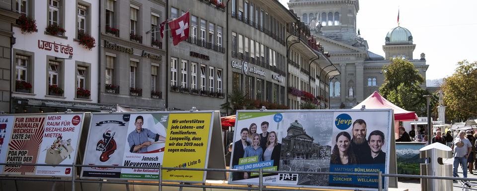 Des affiches de campagne dans la ville de Berne, à proximité du Palais fédéral. [Keystone - Peter Schneider]