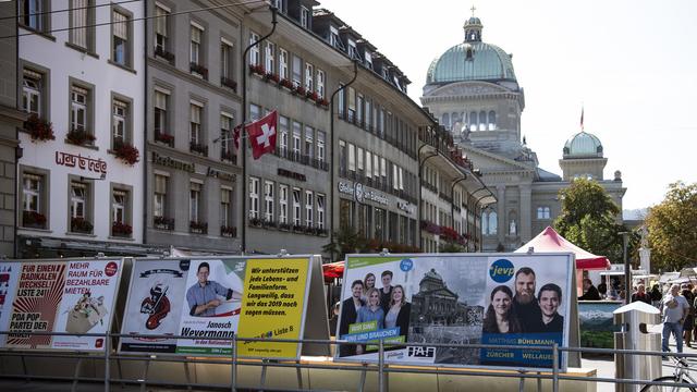 Des affiches de campagne dans la ville de Berne, à proximité du Palais fédéral. [Keystone - Peter Schneider]