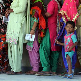 Des personnes attendent pour voter, dans le village de Mode, en Inde, le 19 mai 2019. [Keystone/epa - Raminder Pal Singh]