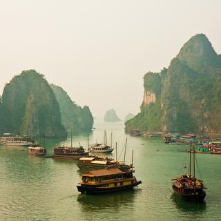 Classée au patrimoine mondiale de l'Unesco, la Baie dʹHalong au Vietnam accueille chaque jour en moyenne 5'500 touristes à bord de 450 bateaux de croisières. [Depositphotos - Depositphotos]