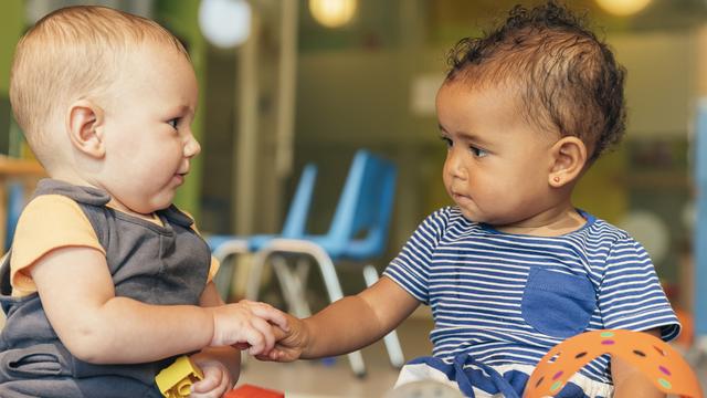 En crèche, les bébés ont de nombreux contacts entre eux.
santypan
Depositphotos [santypan]