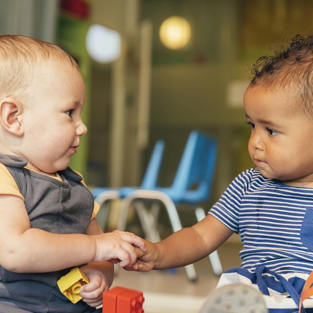 En crèche, les bébés ont de nombreux contacts entre eux.
santypan
Depositphotos [santypan]