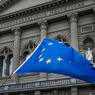 Un drapeau européen devant le Palais fédéral. [Keystone - Christian Beutler]