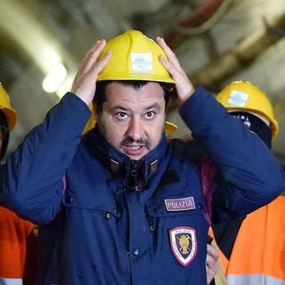Le Pemier ministre italien Matteo Salvini porte les couleurs de la police. [ANSA via AP/Keystone - Alessandro Di Marco]