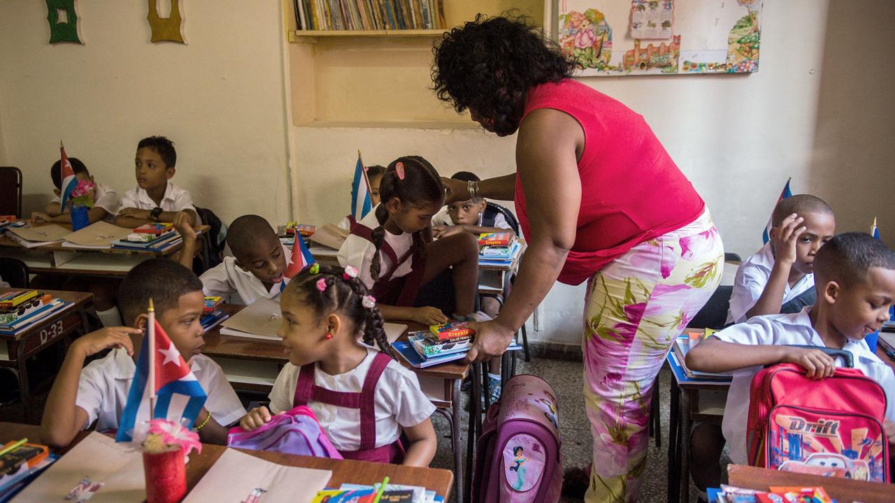 L'augmentation salariale concerne notamment les enseignants cubains, très mal payés. [AFP - Yamil Lage]